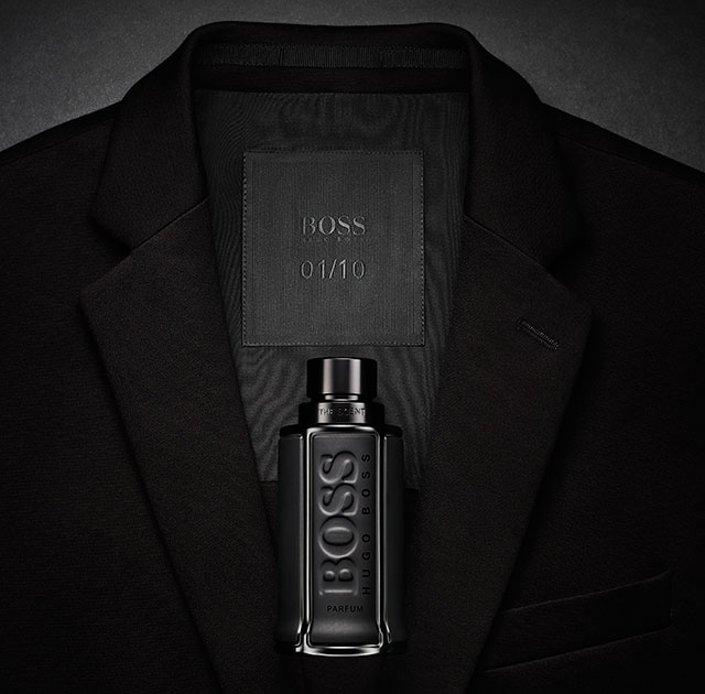 Трикотажный пиджак из новой лимитированной коллекции Boss Black Edition идеально подходит по стилю к элегантному аромату Boss the Scent for Him с тонкими древесными нотами.