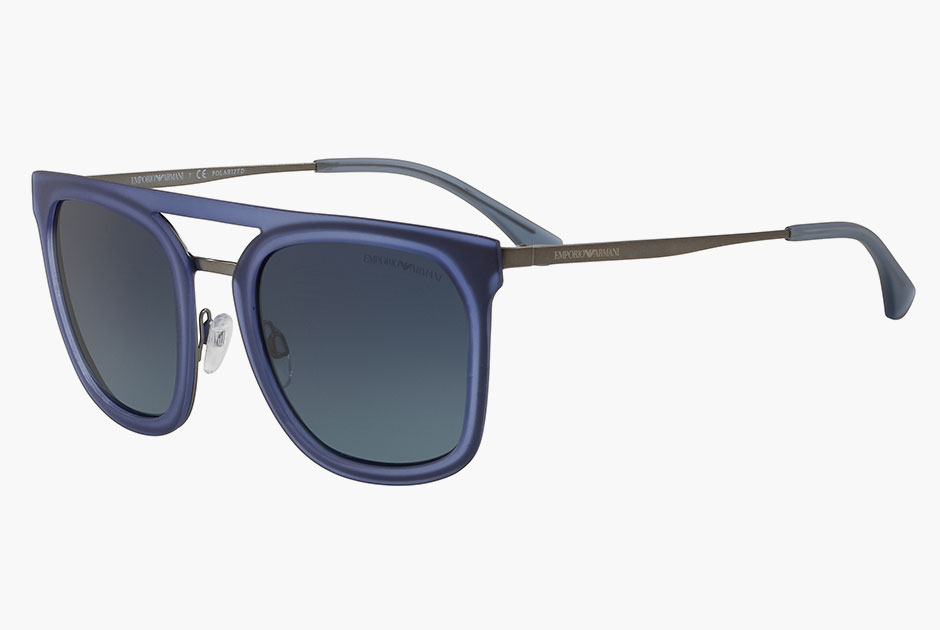 Трендовый синий цвет делает очки правильным дополнением к одежде из денима в стиле casual.