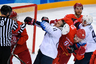 В центре: Гаррет Рой (США), справа на первом плане: Никита Нестеров (Россия) в матче Россия — США по хоккею среди мужчин группового этапа на XXIII зимних Олимпийских играх