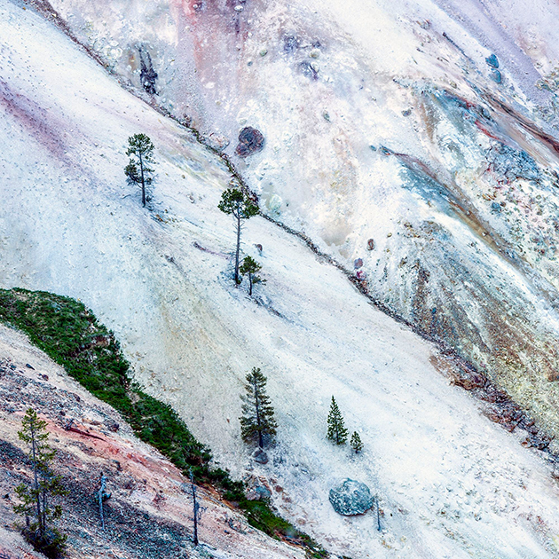 Лучший фотограф-любитель в категории «Изобразительное искусство» — житель США Юнис Юнжин Оу. Он запечатлел Йеллоустонский водопад, который на восходе и на закате напоминает автору сундук с сокровищами.