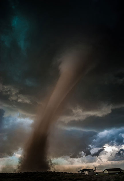 Американец Тори Осберг поймал кадр с надвигающимся торнадо в штате Колорадо. Фотограф признается, что это был самый невероятный день в его жизни, который, ко всему прочему, принес ему специальный приз жюри.
