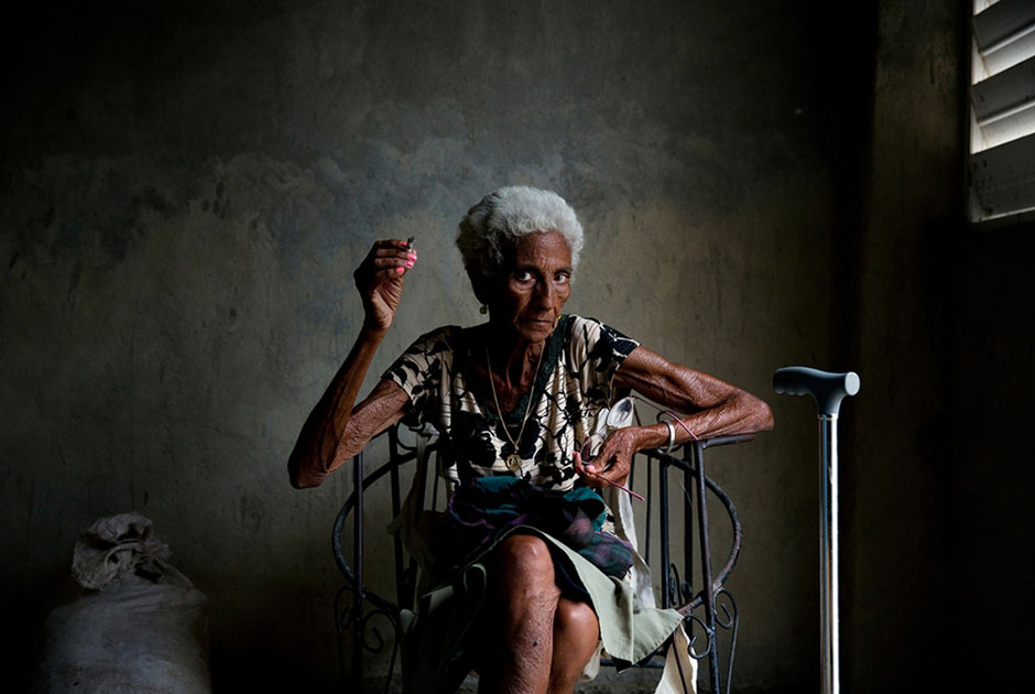 Победитель в номинации «Повседневная жизнь» среди профессионалов — фотограф из Израиля Одед Вагенштейн, который больше всего на свете боится старения. Именно с этим страхом он борется в своих работах — посещает одиноких пожилых людей и пытается разобраться, каково это — постареть.