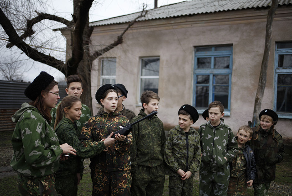 Российский фотограф Эдуард Корниенко посетил военную школу в Ставрополе и понаблюдал, как подростки учатся обращаться с оружием и усиленно тренируются.
