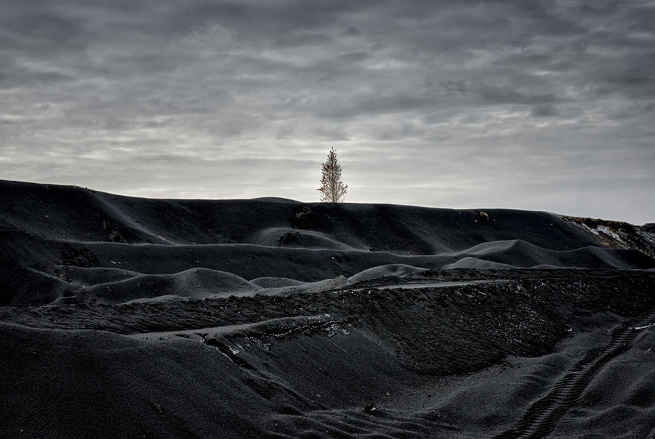 Итальянский фотограф Пьерпаоло Миттика отправился в «самое грязное место на Земле» — Карабаш. Он запечатлел город и жителей, которые вынуждены соседствовать с заводом по переработке меди. 