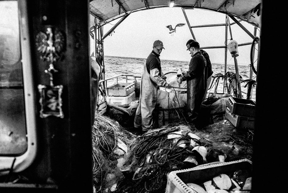 Обладатель второго места в номинации «Документальная фотография» Мацей Новацкий показал польских рыбаков за работой. Они выходят на рыбалку шесть дней в неделю и делают это преимущественно ночью.