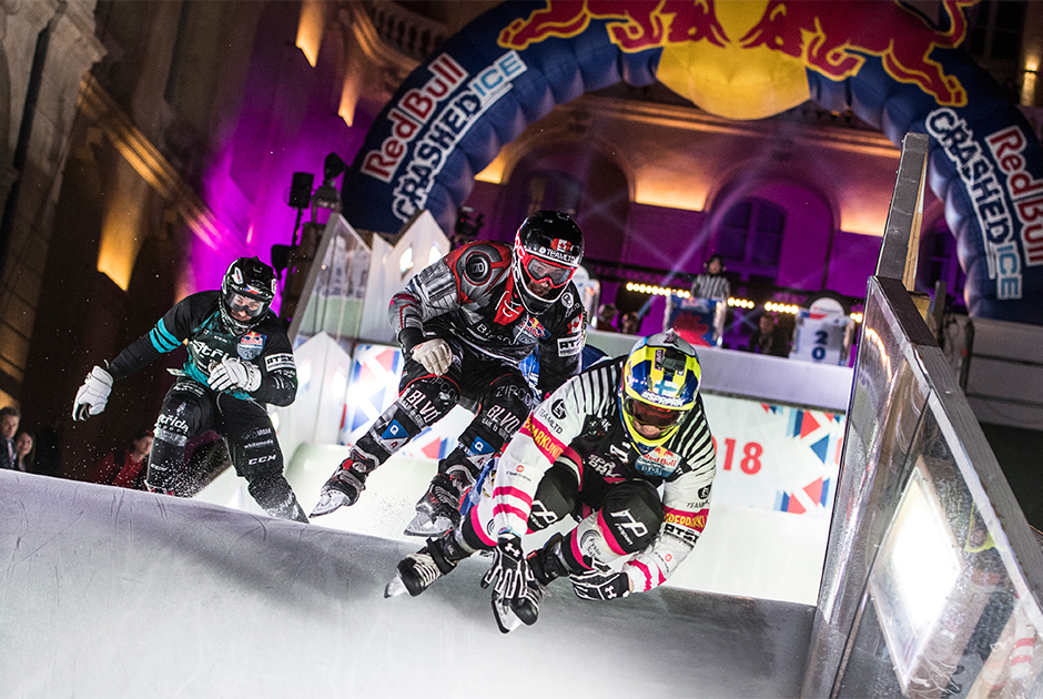 Первые соревнования по скоростному спуску на коньках прошли в 2001 году. С тех пор этот вид спорта приобретает все большую популярность среди атлетов и болельщиков. С 2010 года Red Bull Crashed Ice превратился в полноценный чемпионат мира, этапы которого проходят в нескольких странах.