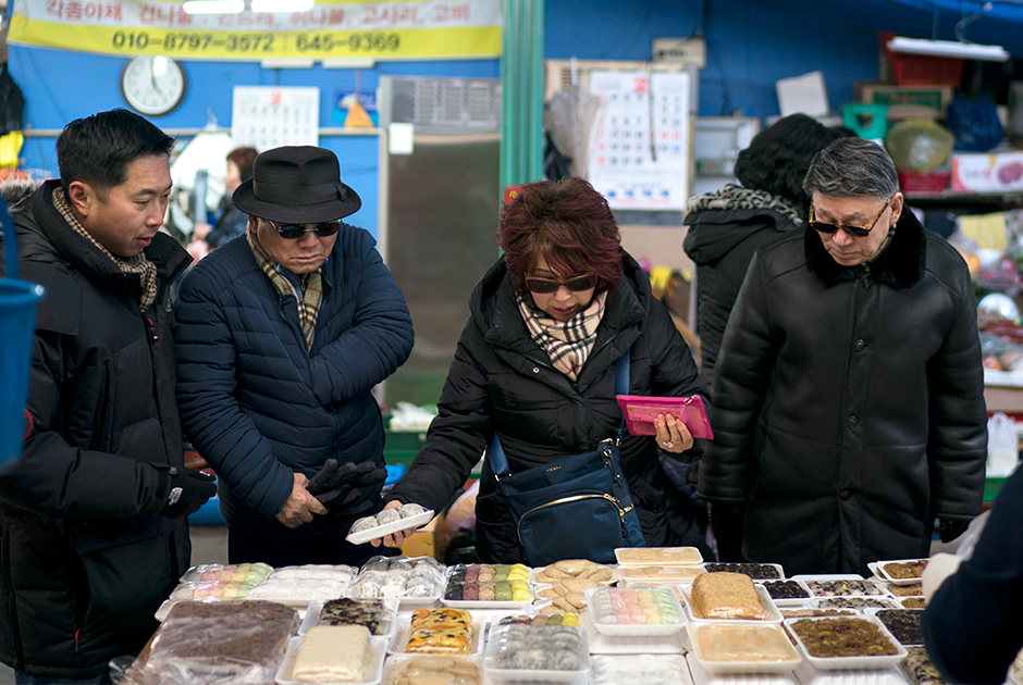 Побывавшие на рынке туристы рассказывают, что путешественникам непременно стоит зайти на Чунан. По их словам, там можно найти уличную еду на любой вкус: от экзотичного мяса до сладких десертов.