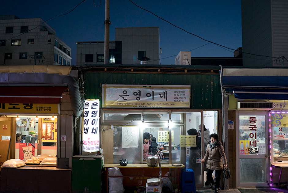 Туристические сайты обещают, что на рынке можно попробовать традиционные блюда корейской кухни: дакганчжён — жареную курицу в сладком соусе; хотток – оладьи из рисовой муки, которые подаются с сыром или мороженым, и омук –рыбный пирог во фритюре на палочке.