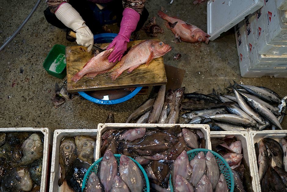 Особенно западные гости ценят рыбный рынок, где торговцы мастерски шинкуют товар острейшими ножами, а на прилавках красуются непонятные морские существа.
