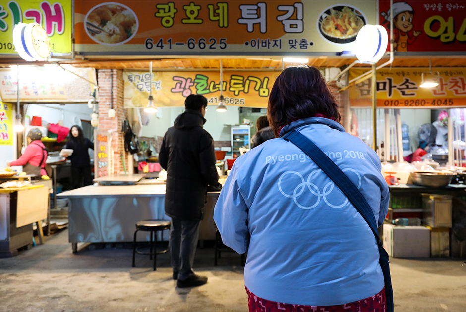 Южная Корея планировала закрыть рынки с собачьим мясом в период проведения Олимпиады, но не сделала этого. И хотя на Чунане не продается собачье мясо, его можно найти всего в 100 километрах от Пхенчхана на рынке Моран в Соннаме. Это крупнейший в стране рынок на открытом воздухе по торговле собачатиной.