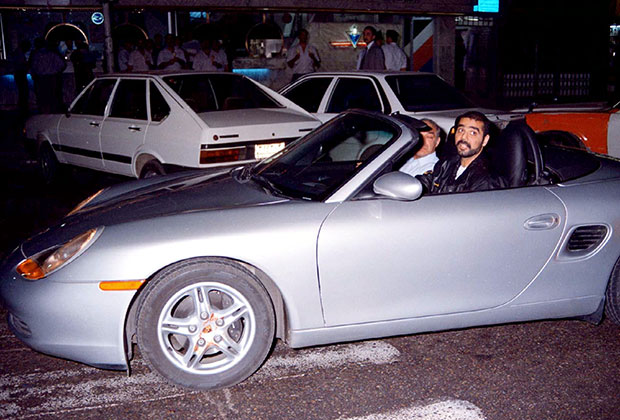 Старший сын Хусейна Удэй Саддам Хусейн ат-Тикрити в своем кабриолете Porsche