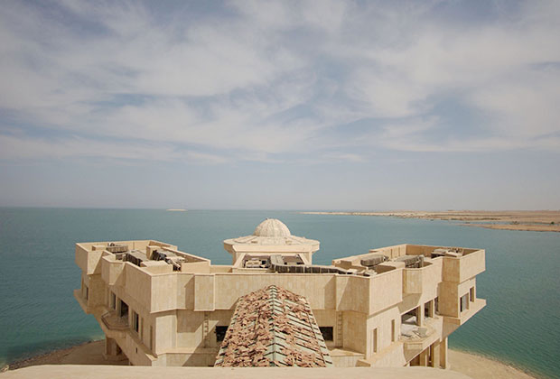 Дворец Хусейна Макар-эль-Тартар на озере Тартар (2003)