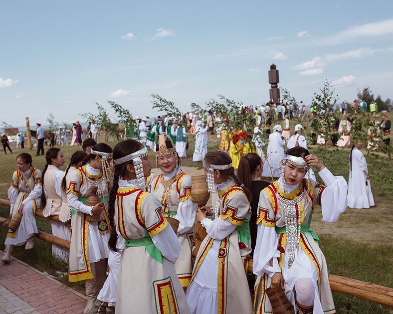 Юные артистки якутского ансамбля ждут выхода на сцену во время празднования Ысыаха. 