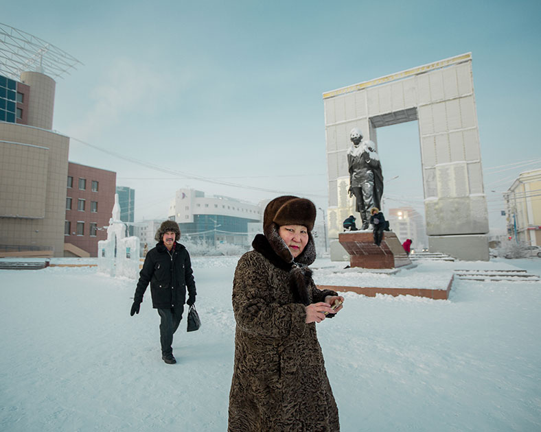 Женщина гуляет и фотографируется на площади Орджоникидзе в Якутске.