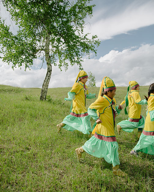 Девочки из национального ансамбля бегут на репетицию перед выступлением на Ысыахе. Амгинский улус.