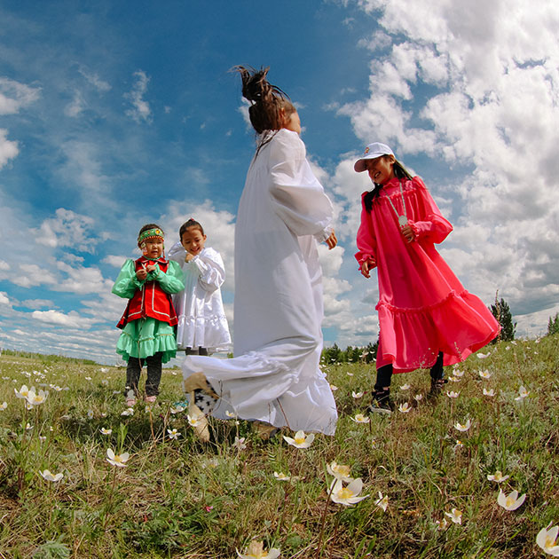 Дети в национальных платьях резвятся в местности Ус Хатын неподалеку от Якутска, где проводится общегородской Ысыах.