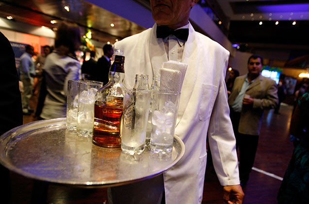 Алкоголь в Дубае доступен во всех барах, клубах, в гостиницах и в официальных магазинах при предъявлении специальной алкогольной лицензии.