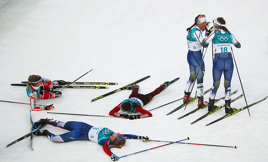 Шведка Шарлотт Калла только что финишировала первой в скиатлоне, выиграв первое золото Игр, и о чем-то беседует с соотечественницей Эббой Андерссон. Позади пройденная трасса и поверженные соперницы. 