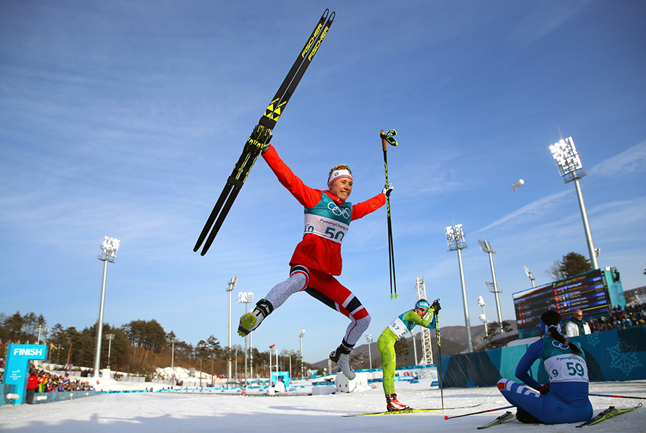 Рагниль Хага из сборной Норвегии на радостях после завоевания золотой медали, судя по прыжку, готова пробежать еще 10 километров.