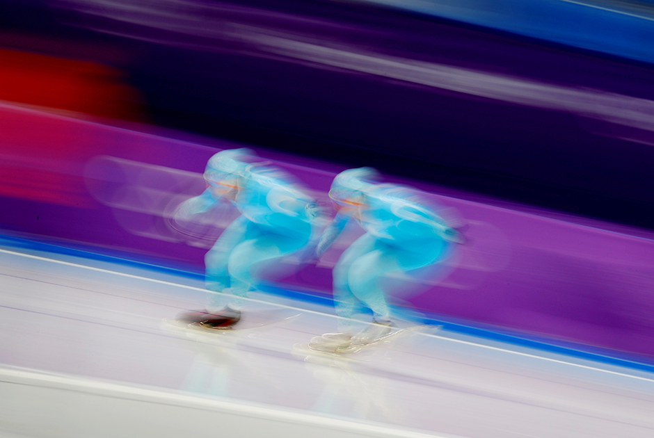 Конькобежцы из Казахстана перед соревнованиями на 1500 метров. Нет, у вас не двоится в глазах. Средняя скорость спортсменов на данной дистанции превышает 50 километров в час.