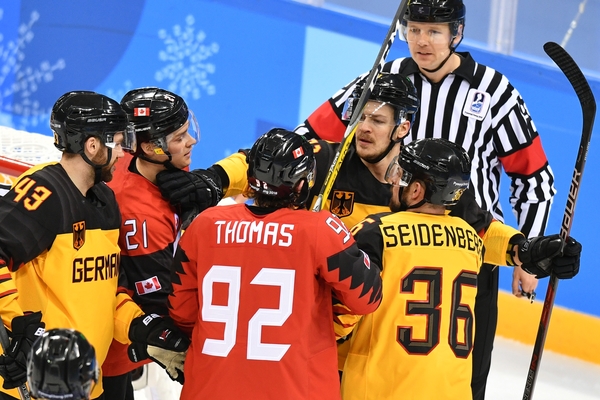 Хоккеисты сборных Канады и Германии