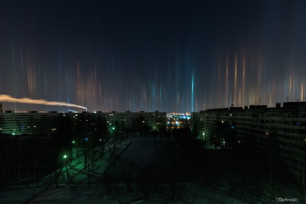 В небе над Петербургом появились световые столбы: Общество: Россия: Lenta.ru