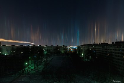 В небе над Петербургом появились световые столбы