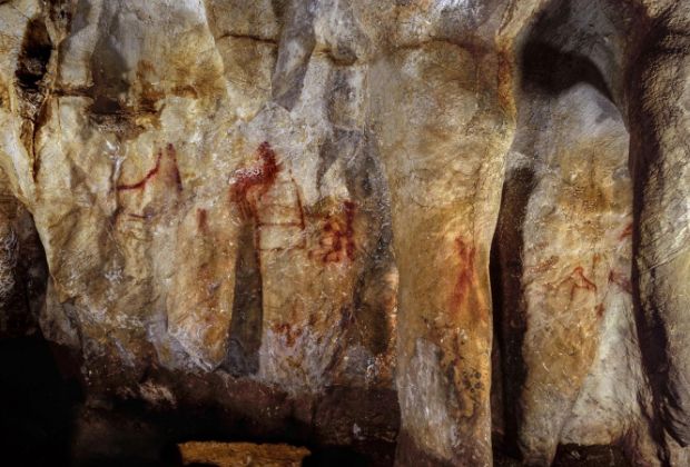 Пещерная живопись возрастом 64 тысячи лет.
