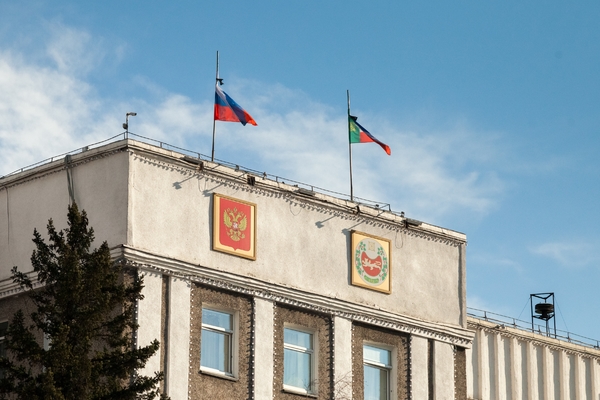 Флаги на здании правительства Республики Хакасия