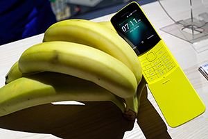 Опять банановый Телефон из «Матрицы» и старый Samsung: главные новинки с MWC 2018