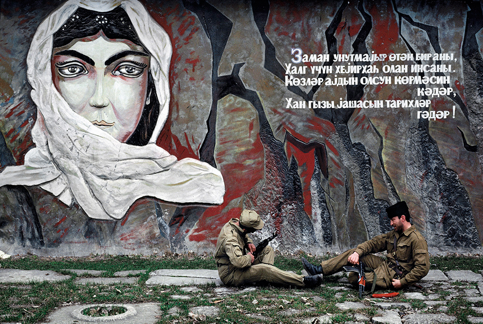 Азербайджанские солдаты перед фреской с портретом Хуршидбану Натаван, известной азербайджанской поэтессы, дочери последнего карабахского хана Мехтикули, внучки Ибрагима Халил-хана.