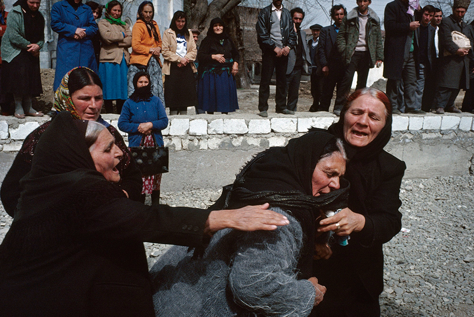 1992 год. Азербайджанские женщины утешают родственницу, узнавшую о гибели мужа и двух сыновей