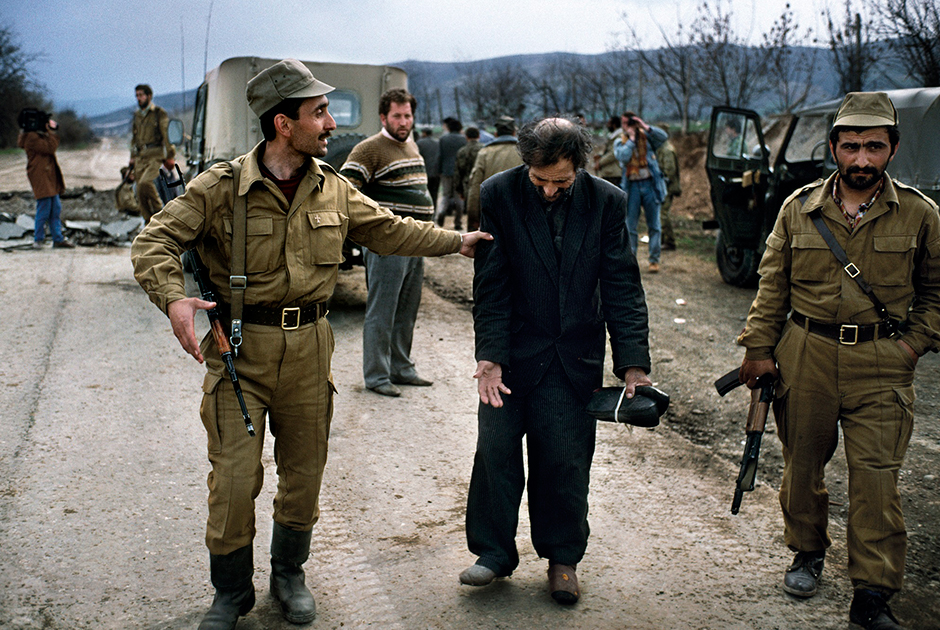Армянские солдаты возвращают заложника на территорию Азербайджана. Его нашли в лесу после операции по захвату Ходжалы, названной азербайджанцами Ходжалинской резней. 

В ночь с 25 на 26 февраля 1992 года, в годовщину событий в Сумгаите, армянские вооруженные формирования при участии подразделений 366-го гвардейского мотострелкового полка Объединенных сил СНГ, дислоцированного в Степанакерте (как утверждается, действовавших без приказа командования), заняли город Ходжалы, откуда велся обстрел Степанакерта. Во время штурма, которому предшествовал артобстрел, и после него были ранены, погибли и пропали без вести сотни мирных жителей.

После событий в Ходжалы Международный Красный Крест организовал местный режим прекращения огня, с тем чтобы обе стороны могли обменяться пленными и дать возможность Красному Кресту вернуть тела азербайджанцев, погибших во время штурма, их родственникам, которые укрылись в азербайджанском Агдаме.