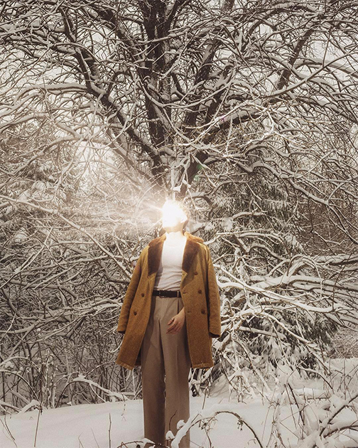 Шведский фотограф Симон Керола начал 2018 год с прогулки по заснеженному лесу. «Покрывающий все вокруг слой чистой белизны ослепляет, — говорит он. — Мне всегда кажется, что, если я буду держать глаза открытыми, получится примерно как на этом снимке.