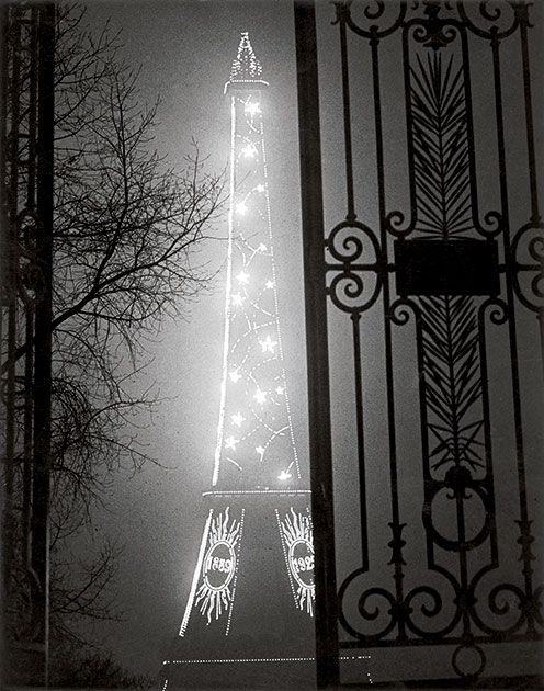 «Вид на Эйфелеву башню через ворота Трокадеро» из серии «Ночь», 1930-1932 годы