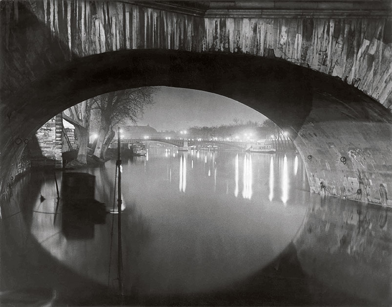 «Вид через мост Руаяль на мост Сольферино» из серии «Ночь», 1933 год