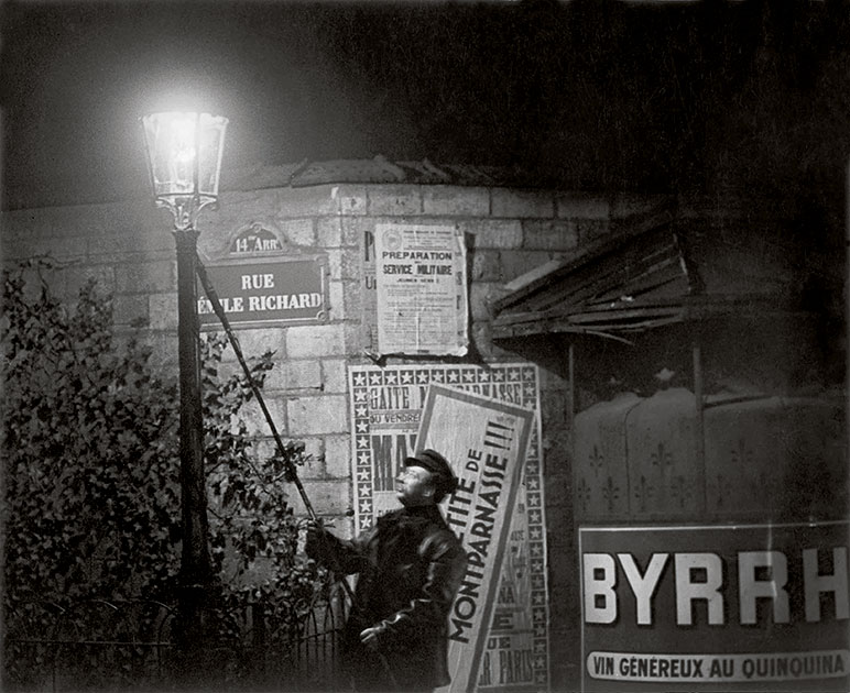 «Гаснут уличные фонари» из серии «Ночь», улица Эмиля Ришара, 1932 год