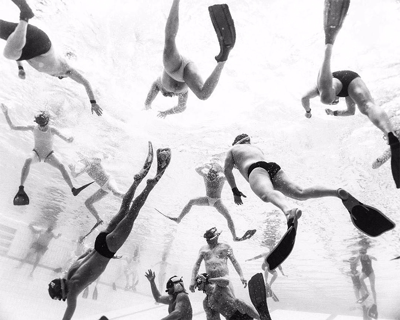Это не хаос, а тренировка регбистов. «Во время разминки игроки плавают вокруг довольно беспорядочно, — объясняет автор снимка, австрийский фотограф Марко Местрович. — Я хотел подобраться как можно ближе к центру активности».