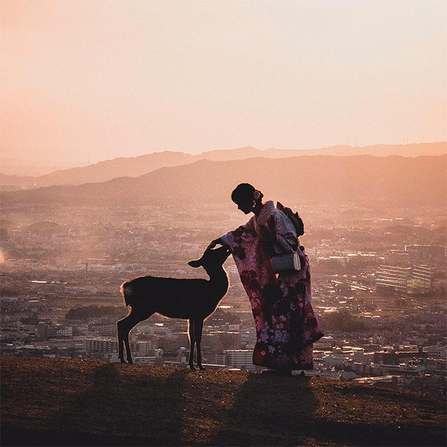 Сказочный кадр с женщиной в традиционной одежде и оленем снят в японской префектуре Нара. По данным ЮНЕСКО, в тех местах больше памятников всемирного наследия, чем в любом другом регионе Японии. 