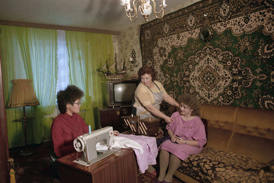 Советские диваны, за исключением, пожалуй, довоенных раритетов, были страшны. Их цветовую убогость пытались компенсировать за счет пресловутых ковров, которые вешали на стену. Получалось плохо. Но пришли 90-е, производители мебели вышли из сумрака и начали сеять «доброе» (но не вечное): мягкую мебель с леопардовой обивкой, псевдолюксовые кожаные диваны и кресла и прочий кич. А «ляпард» стал мемом.