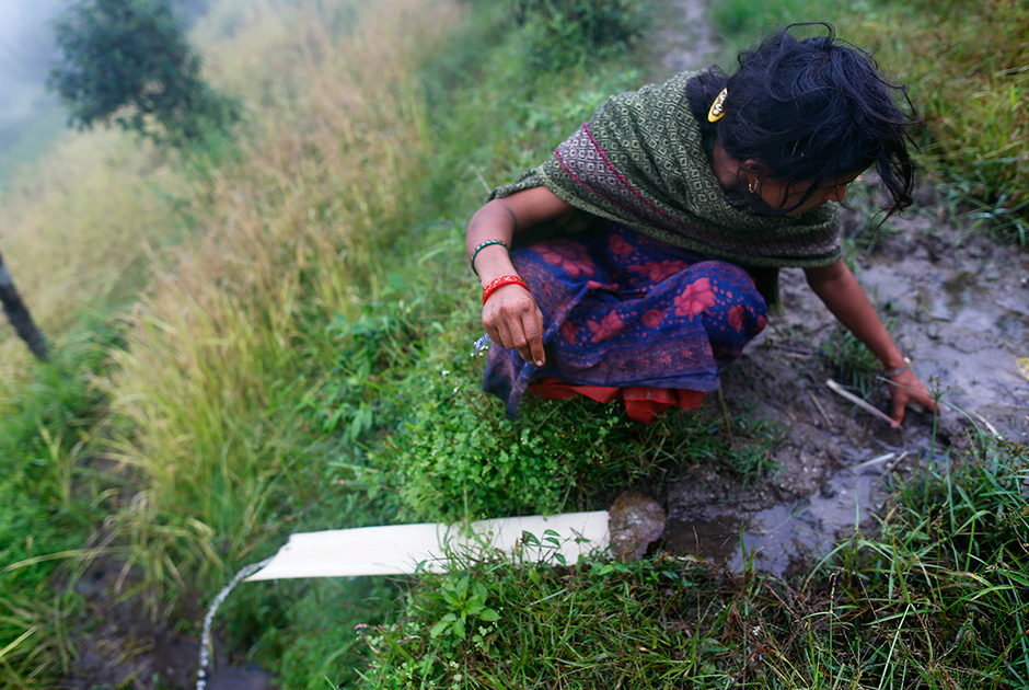 Во время менструации женщинам запрещено пользоваться общественными источниками воды и канализацией. Поэтому им приходится искать воду за пределами деревни.
