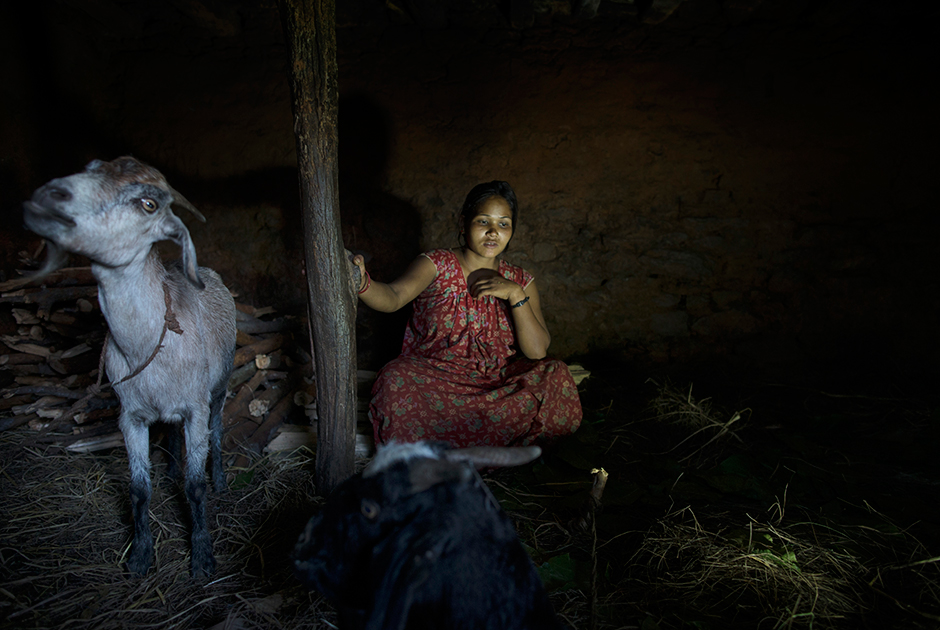 Лаксми Тамату выдали замуж в 12 лет, и месячные у нее начались уже после свадьбы. С тех пор каждый месяц она проводит несколько дней в этом сарае вместе с козами.