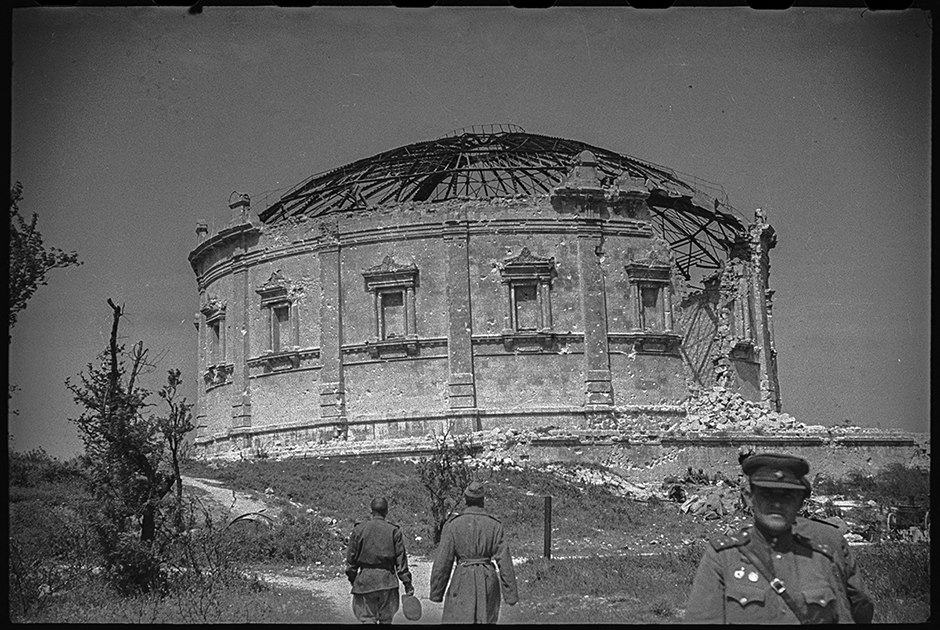 Здание панорамы, разрушенное немцами. Севастополь.