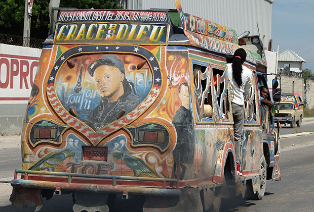 На подножке автобуса в Гаити всегда висит самый смелый пассажир