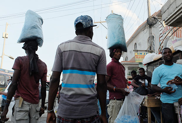 Гаитяне носят поклажу на голове: это самый дешевый способ