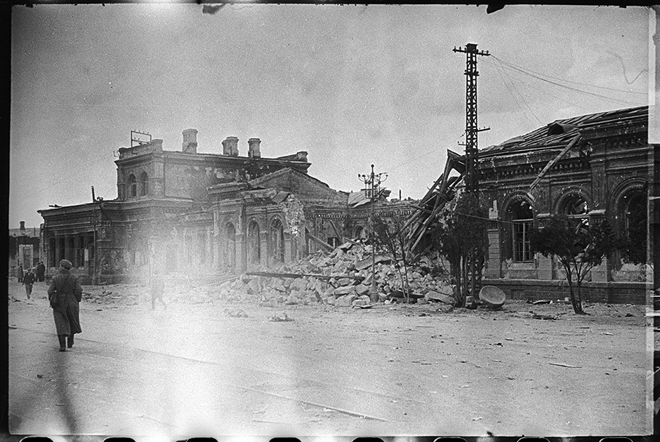 Железнодорожный вокзал, взорванный немцами при отступлении.