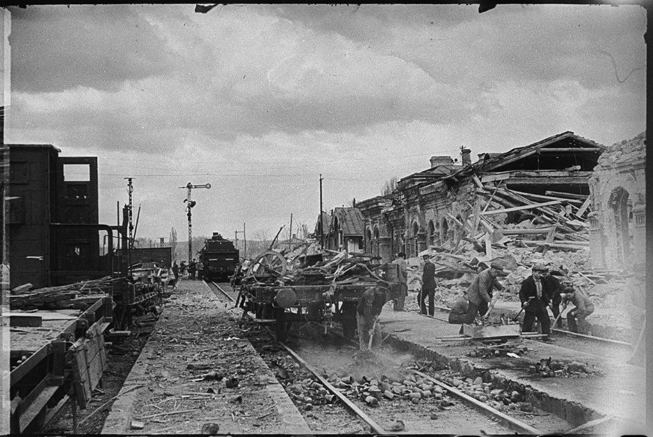 Железнодорожный вокзал, взорванный немцами при отступлении. Симферополь.