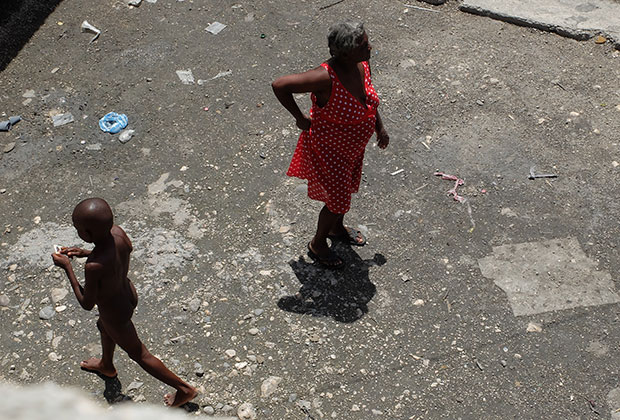 Маленькие дети в Гаити часто ходят без одежды