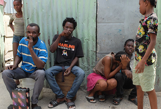 Ради яркой одежды с логотипами некоторые гаитяне способны отказать себе в сытной еде