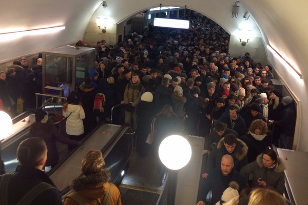 Давка в Московском метро. Москва давка на Курской. Сбой в метро сегодня. Бауманская метро сегодня.